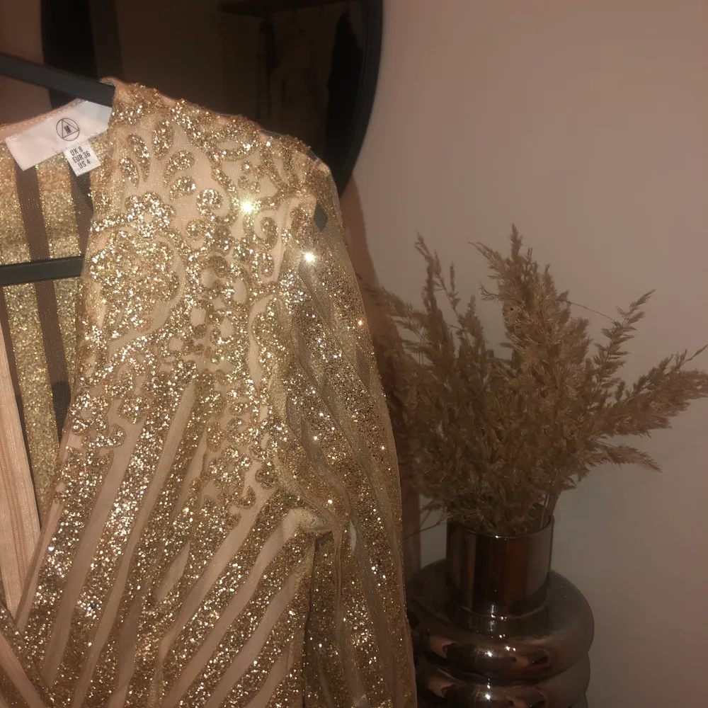 Guldiga glittrig klänning som är köpt på nelly.com.      Använd 1 gång. Perfekt nyårs klänning eller för finare tillfällen! Frakt tillkommer.. Klänningar.