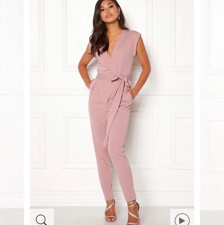 Fin rosa jumpsuit som jag köpte för lite mer en ett år sedan ( slutsåld ) men har endast använts en gång.  har tyvärr inte kommit till användning. nypris: 599kr, frakt 77kr 🤍🥰. Övrigt.