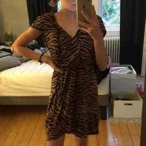 Klänning från h&m - Säljer denna 2 ggr använda klänningen från H&M. Superfin och sååå skön! Storlek xs men stretchig. Nypris 149:- Mitt pris 50 kr INKL frakt!