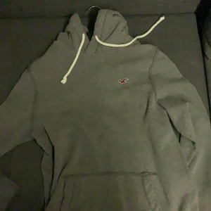 Hoodie Hollister strl s - Grå