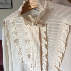 Vintage blus - Vintage blus med volangkrage. Perfekt skick förutom en knapp som saknas (bild 3). Frakt 40kr.