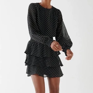 Klänning från Ginatricot storlek 42 - Söt prickig klänning från Ginatricot storlek 42 (den är som en 40/42). Mycket bra skick. Frakt tillkommer💕