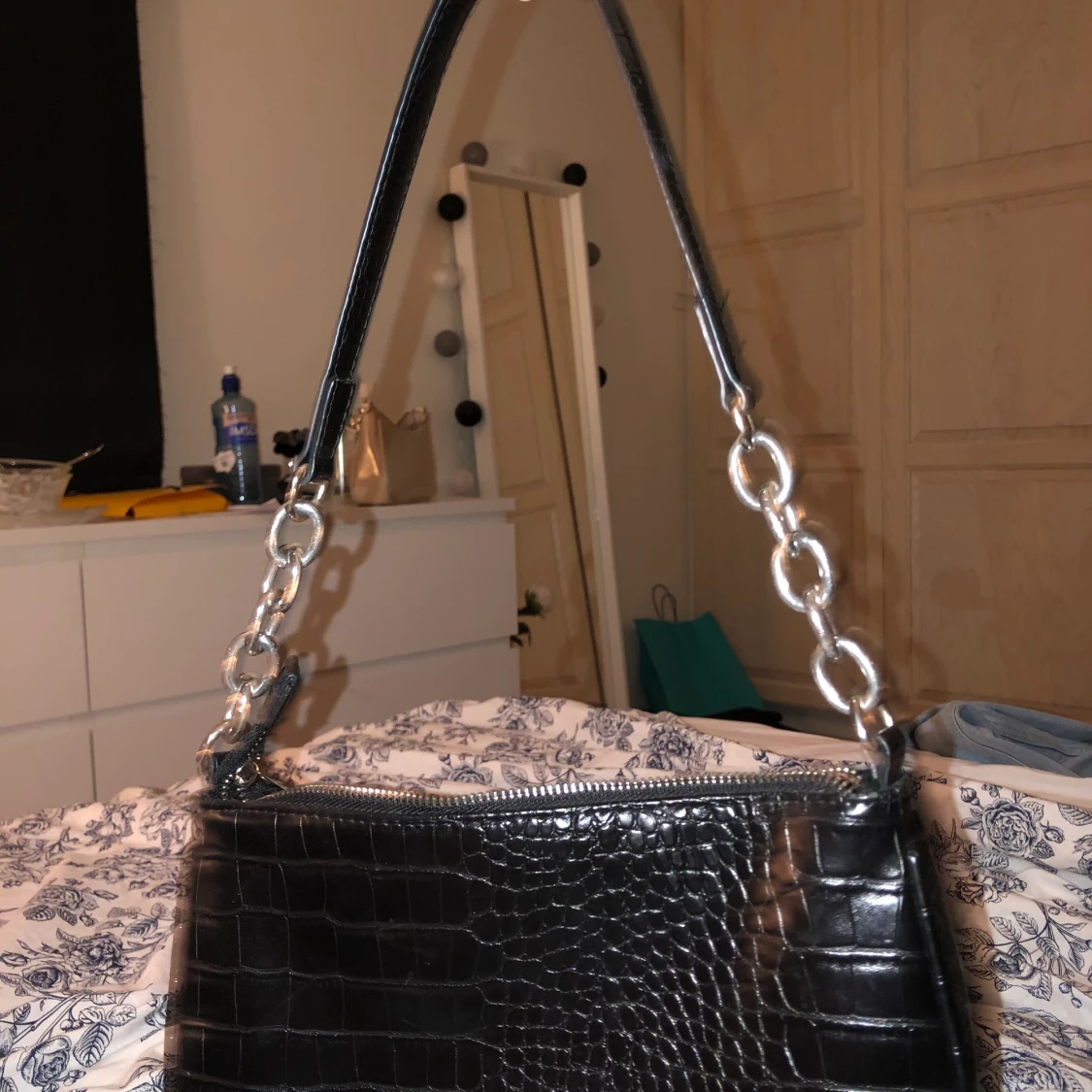 Väska med krokodilmönster