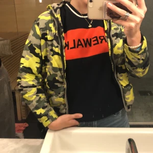 Militär mönstrad replay jacka  - Grön militärmönstrad vindjacka från replay. Köpt i Milano för 900kr men tyvärr för liten för mig! Kan frakta för 33kr eller mötas upp i Stockholm ❤️ 