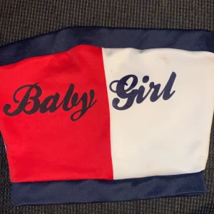 Topp - Tommy hilfiger inspirerad topp köpt i usa från forever 21, stretchig😍 100kr ink frakt eller högsta bud, buda här i kommentarerna isf