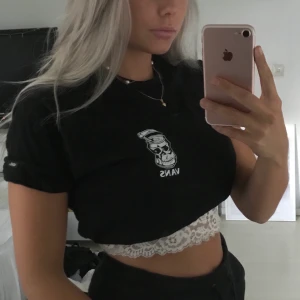 Vans  - T-shirt från vans, aldrig använd. I storlek S (mäns storlek) men passar även mig då den är stretchig. På första bilden har jag vikt upp den:) 