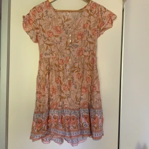 Sommarklänning  - En rosa sommarklänning med blommor på. Strl S. Klänning är från Zaful. Super fin klänning. Du betalar frakten💕