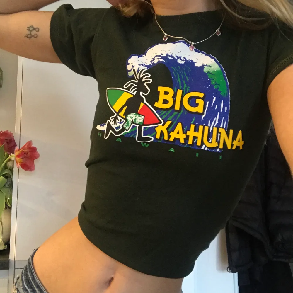 Mossgrön T-shirt med tryck big hakuna Hawaii 🏄 💚💛❤️. T-shirts.