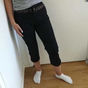 Svarta byxor med pärlor - Svarta kostym-aktiga byxor med färgglada hängande pärlor. Storlek 12 i UK size vilket är M/L i Sverige. Små i storleken jämfört med vad storleken sägs att vara, ankellånga. Köparen står för frakt⚡️