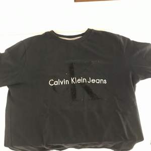 Riktigt snygg modern märkeströja med broderad text som jag nu säljer till bra pris! Köpt i Prag på självaste Calvin Klein! Skriv om du har fler frågor. 