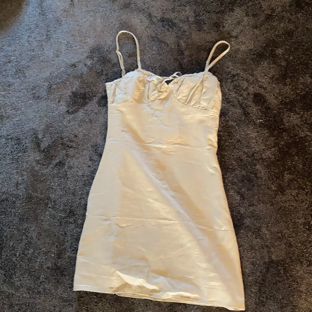 Supergullig beige klänning från shekou som jag köpte för 211 kr+tullavgift. 150 kr plus frakt eller vid många intresserade budgivning 💓💓. Klänningar.