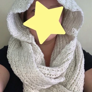 Halsduk - Tubhalsduk med hood som är stickat. 