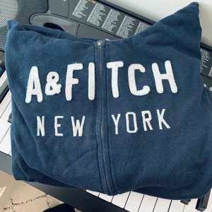 A&F HODDIE - Mörkblå A&F Hoddie strl M, + frakt eller mötas upp. STHLM
