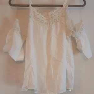 Ny! Vit off shoulder topp  - Säljer över 100 plagg! 🤩 Stor mängdrabatt när du köper fler saker! 🤑 Vänta inte för länge då jag flyttar i slutet av September och gör mig av med allt! 