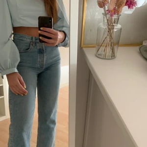Levis Ribcage Straight - Säljer mina Levi’s jeans i storlek 27. Jag är 173 cm lång. Sparsamt använda och har inga slitningar eller annat. Säljer för 800kr ink frakt🤍