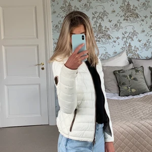 Jacka  - Säljer denna vita höstjackan från AMISU! Använd ett fåtal gånger, men i bra skick! Pris: 150 kr. FRAKT TILLKOMMER💗🧚🏼