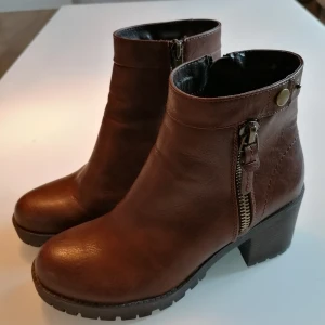 Stövletter  - Nya stövletter strl. 38