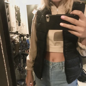 Väst Mango - Väst från mango i nyskick, finns även en luva till. Perfekt nu i höst! 🍂  