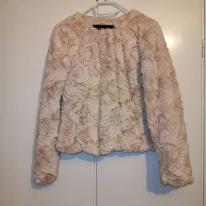 Fake päls jacka stl S - Fin fake päls jacka från Vero Moda stl S, använd 1 gång. Väldigt fint skick.