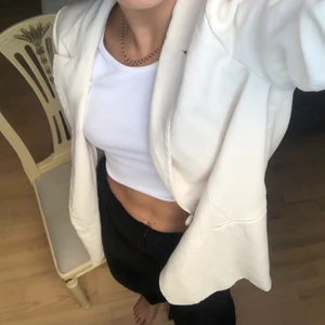 oversized kavaj - Endast använd på studenten, inga fläckar eller liknande! Färgen är inte helt vit utan lite beige/krämfärgad.