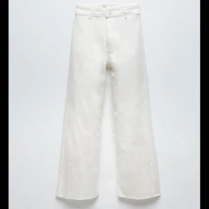 Vida jeans från Zara  - Säljes pga för små. Har några små fläckar längst ner på benet men syns knappt alls