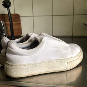 sneakers från eytysi storlek 36. lite smustiga men superlätt att tvätta bort. 