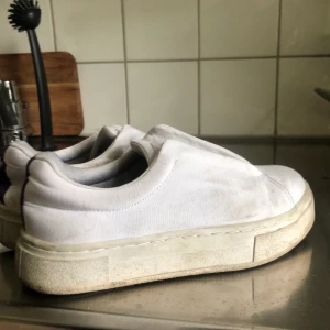 Eytys skor/sneakers - sneakers från eytysi storlek 36. lite smustiga men superlätt att tvätta bort. 