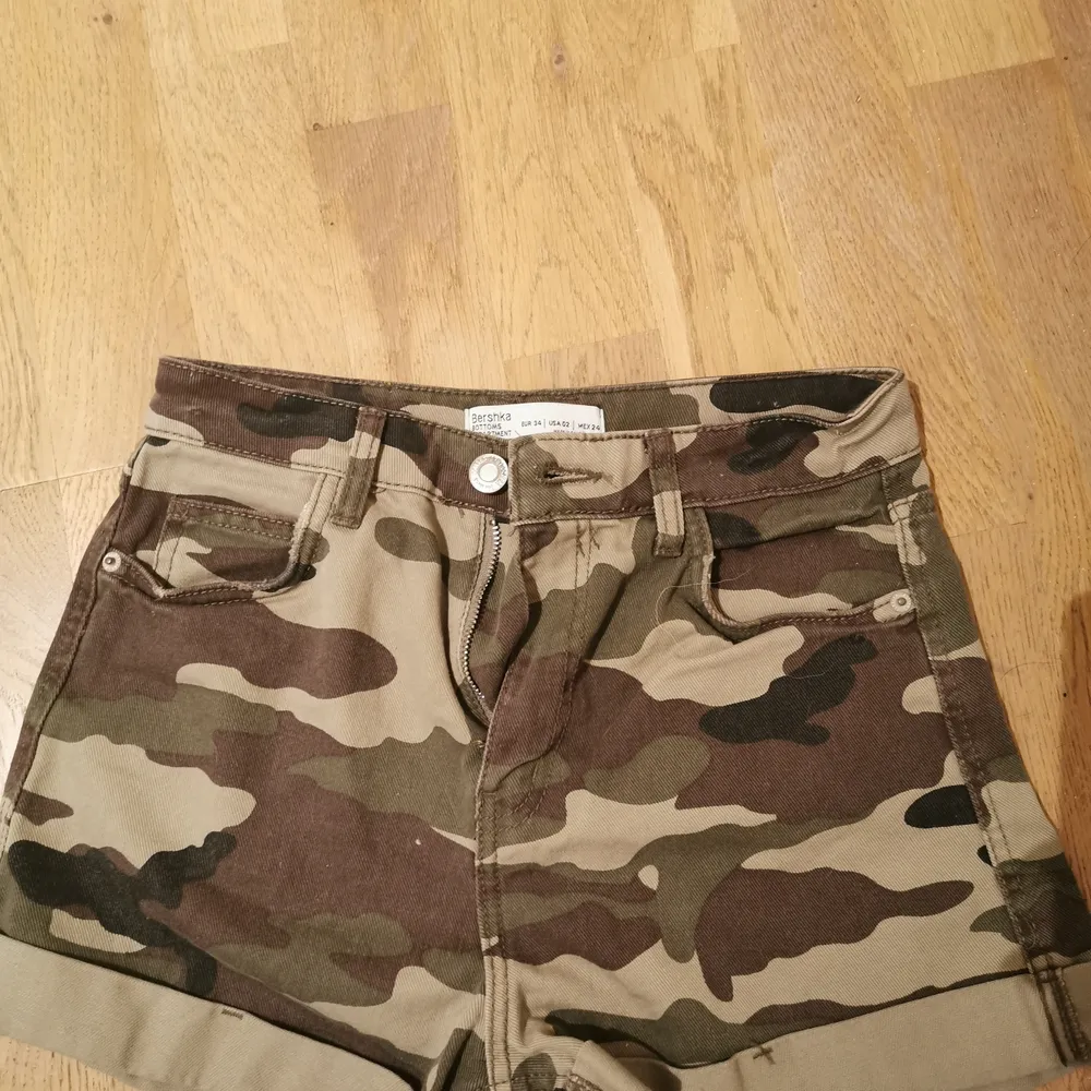 Hög midjade militär shorts från berska frakt tillkommer . Shorts.
