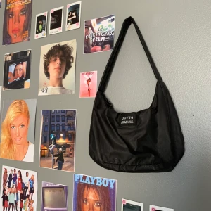 Axelväska  - Axelväska från Urban outfitters säljer då den inte kommer till användning💕