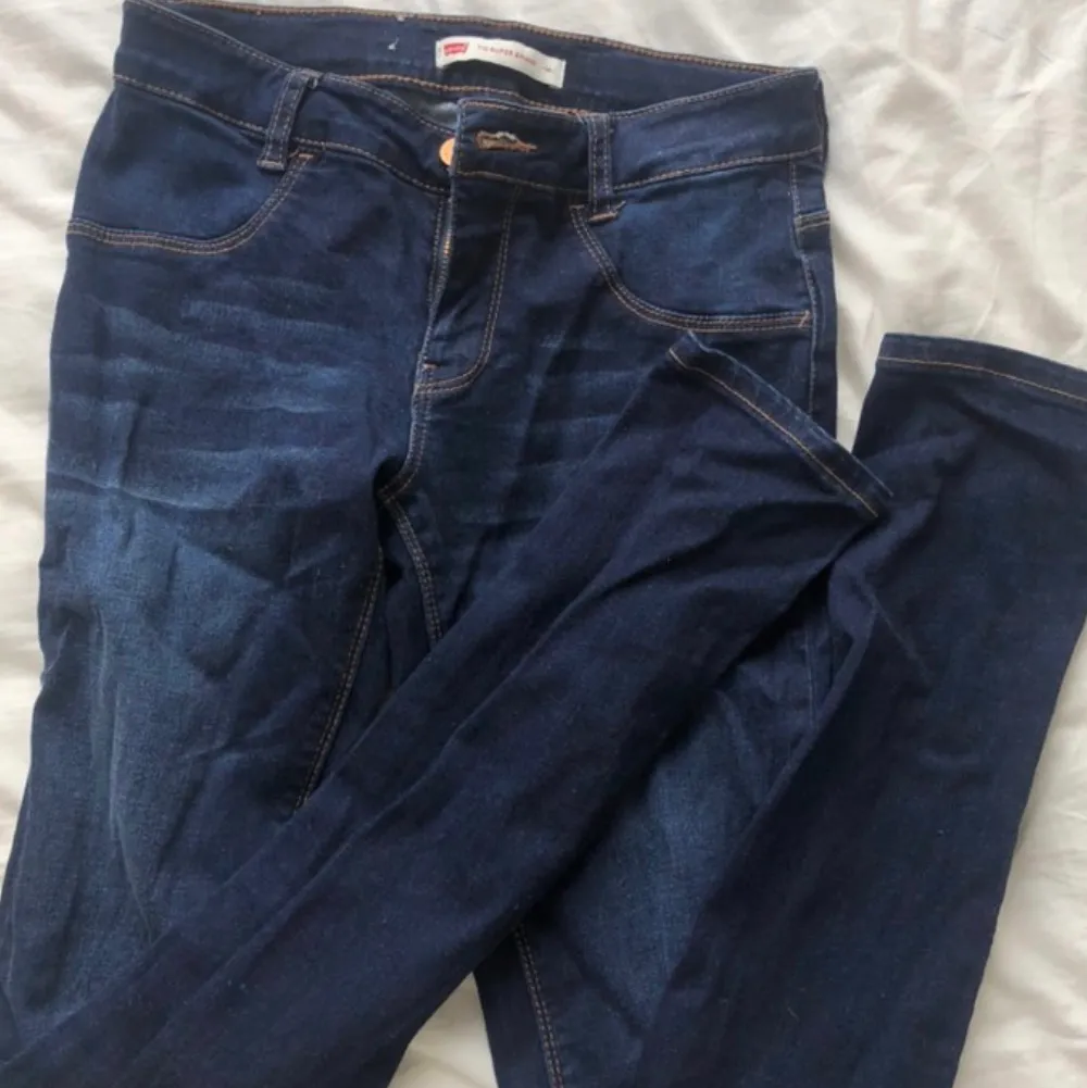 Oanvända lågmidjade Levis jeans. Jeans & Byxor.