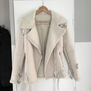 Jacka bikermodell - Supersnygg jacka i bikermodell med fakeull från Boohoo. Storlek 34-36. Har ganska breda axlar så den sitter lite tight på mig där. Endast testad, i nyskick! Frakt 63kr