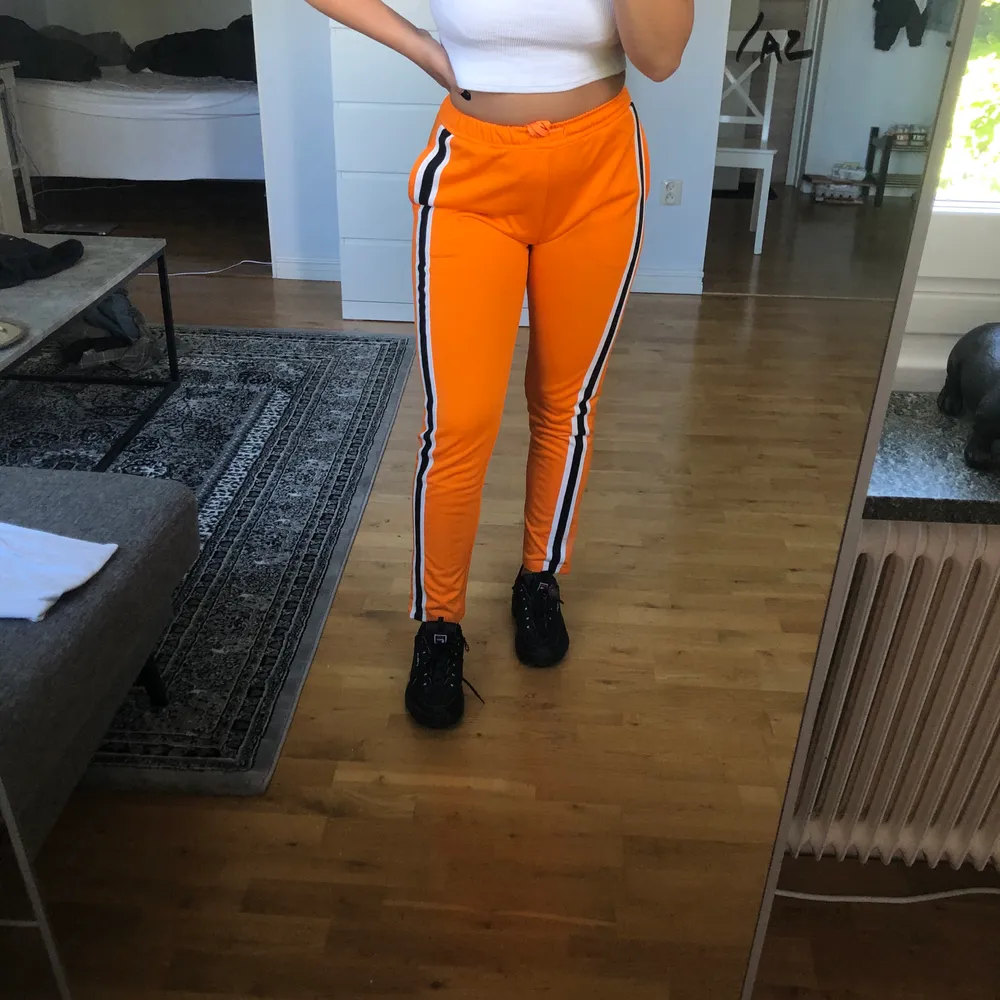 Svinkalla orangea byxor!! Blandning mellan kostym och mjukisbyxor! Frakt 30kr. Jeans & Byxor.