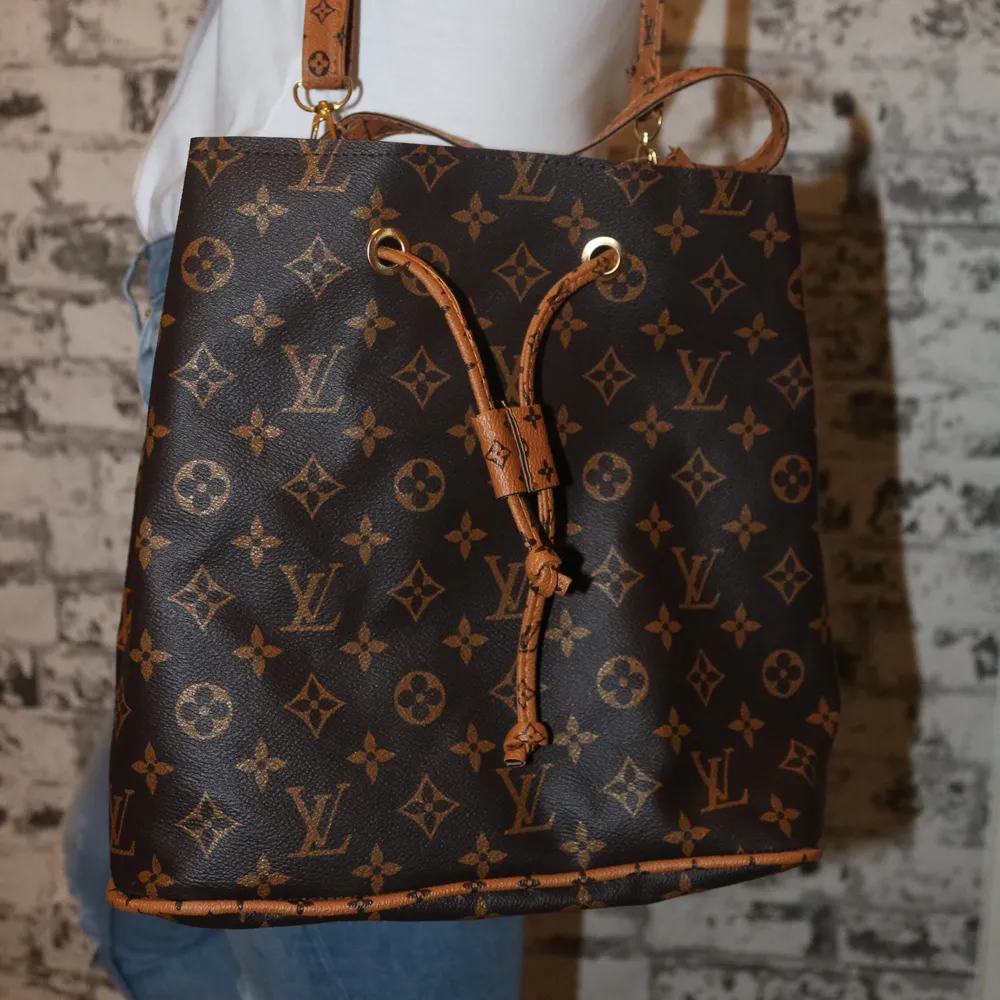 Louis  Vuitton väska. Helt ny. A1 - (Fråga mig vad A1 det betyder) Riktigt fin och bra material Pris: 350 Frakt med spårnummer kostar 63kr  OBS: Fler Modeller av väskor osv hittar ni på min profil.. Väskor.