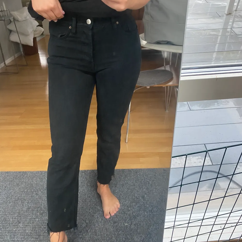 Snygga svarta jeans med slitning längst ner. Tajta upptill och utsvängda nertill. Midwaisted. Storleken är 34/xs. Priset ligger på 145🥰🥰. Jeans & Byxor.