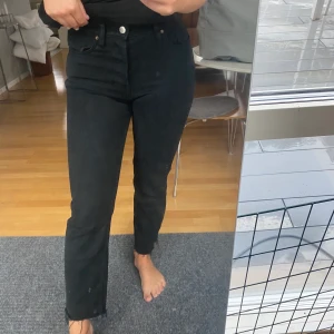 Svarta ”utsvängda” jeans - Snygga svarta jeans med slitning längst ner. Tajta upptill och utsvängda nertill. Midwaisted. Storleken är 34/xs. Priset ligger på 145🥰🥰