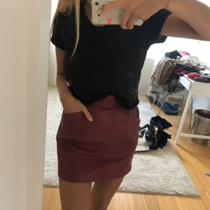 Kjol Zara - Superfin kjol i fejk skinn från Zara, använd 1-2 gånger