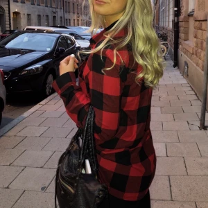 Skjorta  - Flanell skjorta som ny, sitter lite oversize på mig som är en XS ✨🤍