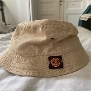 Pucko hatt - Pucko fiske hatt som jag tycker är as cool men som säljs för att den tyvärr är för liten. Hatten är limiterad och enligt mig cool. Den är nästan aldrig använd eftersom att den är för liten. Hatten är storlek one Size men enligt mig skulle jag säga att den är storlek M. Pris:100kr