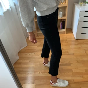 Cropped flare jeans  - Croppade jeans i flared modell från Zara, sparsamt använda storlek 38!