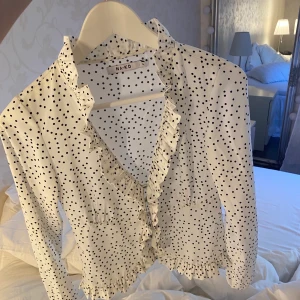 Drömmig blus - Säljer denna drömmiga blus från nakd i storlek 32, då den tyvärr är för liten för mig. 
