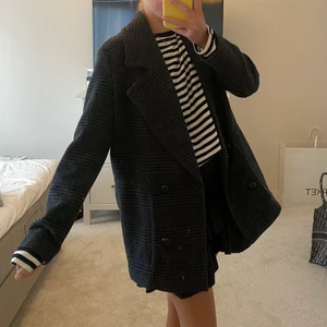 Kappa från zara - Rutig svart och grå kapp från zara i storlek s-m, superfin men används inte :( varm så passar när det blir kallare