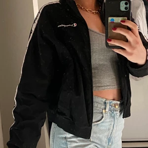 Champion jacka - Championjacka i väldigt bra skick trots att den är använd en del. (Fläckarna är på spegeln) 