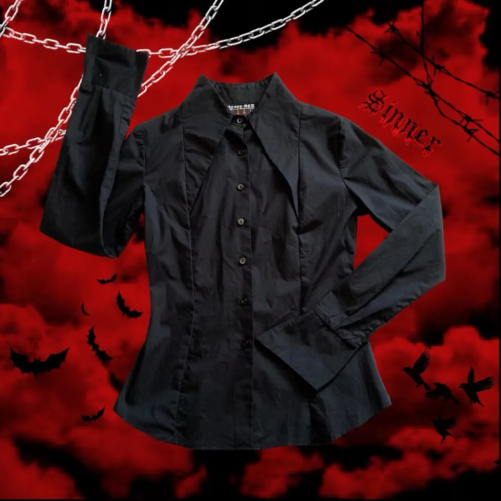 🪓 💉 Unik svart alternativ skjorta från det gotiska klädmärket Heavy Red ✨🕷 Figursydd och material av mycket hög kvalité som ej är genomskinlig!! Utsvängda armar också vilket är ett plus 🕸 Nypris ca 600kr o frakt tillkommer på 44kr 💌. Blusar.