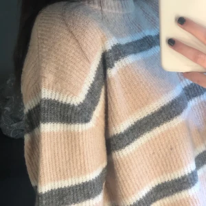 Mysig stickad tröja!! - Jag säljer den här ljusrosa randiga tröjan! Den är stickad och är i väldigt bra skick. I storlek S men skulle passa en M också!! Frakt 17kr (totalt 82kr) 🤍