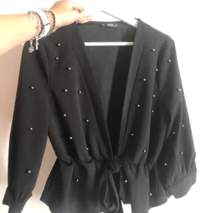 Blus  - Blus i kraftigare material. Går även att ha som blazer/kofta. Aldrig använd