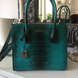 Michael kors väska  - Knappt använd Michael kors väska i ormskinn , dustbagen medföljer 