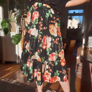 Blommig långkjol  - Superfin blommig retrokjol! Fint veckad, tyget följer fint när man går. Storlek 38, passar mig som är S. Köparen står för frakten 💫💫