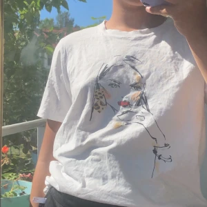 T-shirt - Säljer denna t-shirt med tryck på ifrån Gina Tricot, storlek XL men passar perfekt på mig med S-M ✨💕🦋 (skriv för fler bilder) pris: 35kr + frakt