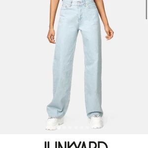 Trendiga junkyard jeans i strl 27 - As snygga vida jeans från junkyard, säljer på grund av att dom inte kommer till användning. Budgivningen avslutas på fredag, högsta bud får dom!🥳 frakten ingår inte i priset, den ligger ungefär på 65 kr❣️ högsta bud just nu:265  plus frakt🤩 budgivningen avslutas på fredag kl 23