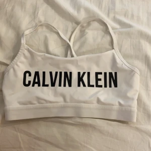 Calvin Klein sport bh  - Skit snygg och helt ny ck sport bh som är som nu använd ca 5 gånger men känner nu att den är för stor... storlek S men passar XS och M